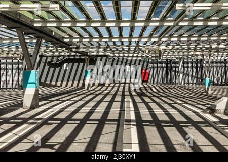 FRANKFURT, DEUTSCHLAND - APR 6, 2017: Parkhaus mit Schatten auf dem Frankfurter Messegelände vom Dachgarten der Skyline Plaza Mall aus gesehen. Stockfoto