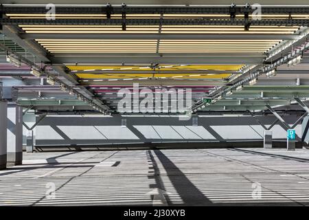 FRANKFURT, DEUTSCHLAND - APR 6, 2017: Parkhaus mit Schatten auf dem Frankfurter Messegelände vom Dachgarten der Skyline Plaza Mall aus gesehen. Stockfoto