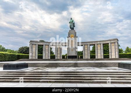 BERLIN, DEUTSCHLAND - 7. JUNI 2017: Das sowjetische Kriegsdenkmal (Tiergarten) in Berlin Stockfoto