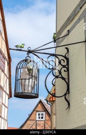 Vogelkäfig im Finkenherd, historische Gasse in Quedlinburg, Sachsen-Anhalt, Deutschland Stockfoto