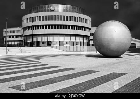 WETZLAR, DEUTSCHLAND - SEP 2, 2017: Neuer moderner Hauptsitz von Leitz in Wetzlar, Deutschland. Der Globus symbolisiert die Internationalität des Unternehmens Leitz. Stockfoto