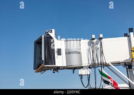 BOSTON, USA - SEP 11, 2017: Leere Passagierbrücke am internationalen Flughafen logan in Boston. Logan ist der größte Flughafen nach Größe und Passagiere in Th Stockfoto