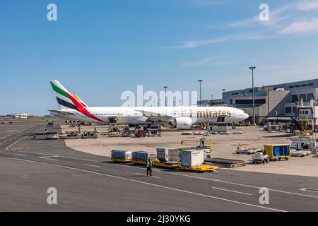 BOSTON, USA - SEP 11, 2017: emirates-Flugzeug auf der Passagierbrücke am internationalen Flughafen logan in Boston. Logan ist der größte Flughafen nach Größe und Stockfoto