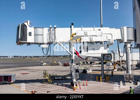 BOSTON, USA - SEP 11, 2017: Leere Passagierbrücke am internationalen Flughafen logan in Boston. Logan ist der größte Flughafen nach Größe und Passagiere in Th Stockfoto