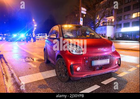 Hamburg, Deutschland. 04. April 2022. Das Fahrzeug, das durch den Zusammenstoß im vorderen Bereich leicht beschädigt wurde, steht am Unfallort. Ein älterer Autofahrer traf einen Polizisten mit seinem Auto während einer Unfalluntersuchung am Montagabend. Der Polizist erlitt Verletzungen und wurde in ein Krankenhaus gebracht, sagte ein Sprecher am Dienstagabend. Die genauen Umstände des Unfalls müssen nun ermittelt werden. Quelle: Jonas Walzberg/dpa/Alamy Live News Stockfoto