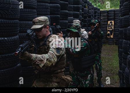 Soldaten der Charlie-Truppe, 2. Squadron, 14. Kavallerie-Regiment, 2. Infantry Brigade Combat Team, 25. Infantry Division, üben enge Viertelschlacht in Cicalengka, Indonesien, 12. März 2022. Integrierte Platoons übten enge Viertelschlacht, während sie die Technik zeigten, die die US-Armee zum Löschen von Gebäuden verwendete. (USA Armee-Foto von SPC. Daniel Proper, 25. Infanterie-Division) Stockfoto