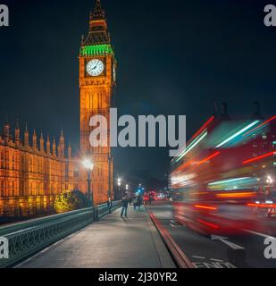 Big Ben und roter Doppeldeckerbus, London, England, Großbritannien Stockfoto