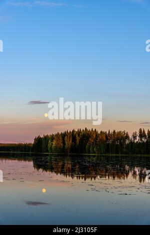 Landschaft mit Vollmond auf dem Lake District, Finnland Stockfoto