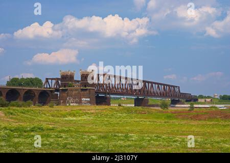 Eisenbahnbrücke zwischen Duisburg-Rheinhausen und Duisburg-Hochfeld, Ruhrgebiet, Nordrhein-Westfalen, Deutschland, Europa Stockfoto