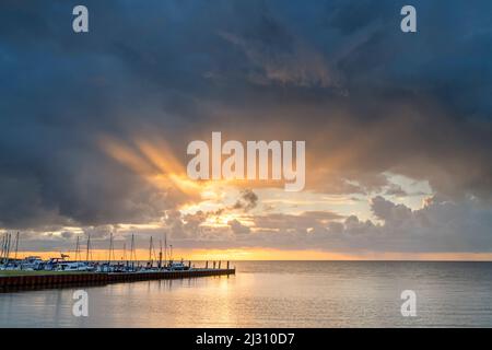 Sonnenaufgang über dem Wattenmeer, Munkmarsch, Sylt, Schleswig-Holstein, Deutschland Stockfoto