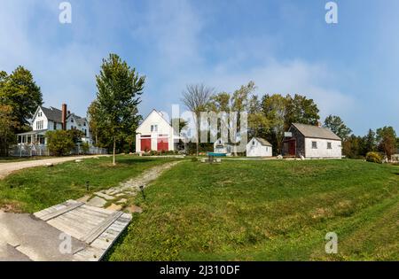 CASTINE, USA - SEP 17, 2017: Wunderschöne Häuser im viktorianischen Stil in Castine, USA. Im Jahre 1630s bauten die Franzosen hier ein Fort und nannten es Fort Pentago Stockfoto