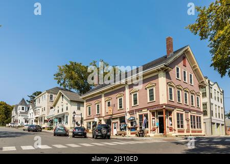 CASTINE, USA - SEP 17, 2017: Wunderschöne Häuser im viktorianischen Stil in Castine, USA. Im Jahre 1630s bauten die Franzosen hier eine Festung. 1779 die britische Roya Stockfoto