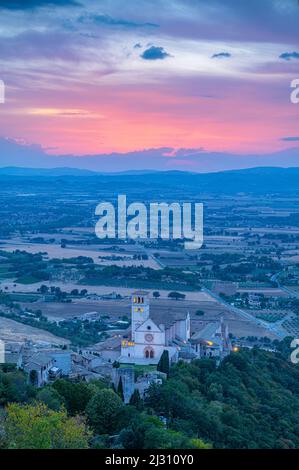 Sonnenuntergang über der Basilica di San Francesco in Assisi, Provinz Perugia, Umbrien, Italien Stockfoto