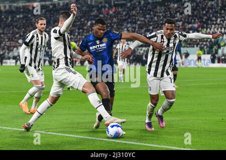 Turin, Italien. 03., April 2022. Denzel Dumfries (2) von Inter wurde zwischen Alvaro Morata (9) und Alex Sandro (12) von Juventus während des Serie-A-Spiels zwischen Juventus und Inter im Allianz-Stadion in Turin gesehen. (Bildnachweis: Gonzales Photo - Tommaso Fimiano). Stockfoto