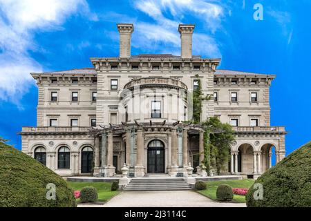 NEWPORT, USA - SEP 23, 2017: The Breakers ist ein altes Newport Vanderbilt Mansion an der Ocher Point Avenue. Für die Öffentlichkeit zugänglich, Eintrittsgebühr aber st Stockfoto