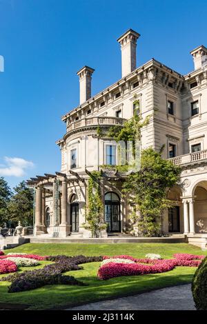 NEWPORT, USA - SEP 23, 2017: The Breakers ist ein altes Newport Vanderbilt Mansion an der Ocher Point Avenue. Für die Öffentlichkeit zugänglich, Eintrittsgebühr aber st Stockfoto