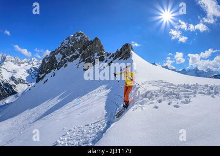 Frau auf Skitour steigt über Switch, Gamsjoch, Karwendel, Naturpark Karwendel, Tirol, Österreich Stockfoto