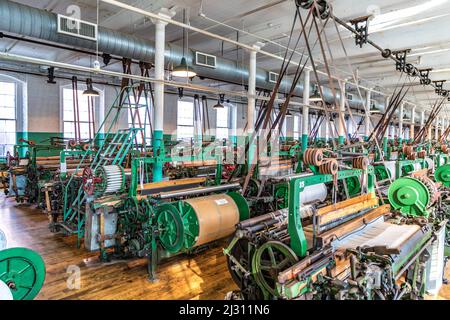 LOWELL, USA - 26. Sep 2017: Besuch des Industriemuseums Boott Cotton Mills in Lowell, USA. Der Maschinenraum ist identisch mit den Arbeitsbedingungen in Stockfoto