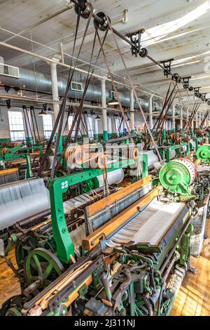 LOWELL, USA - SEP 26, 2017: Besuch des Industriemuseums Boott Cotton Mills in Lowell, USA. Der Maschinenraum ist identisch mit den Arbeitsbedingungen in Stockfoto