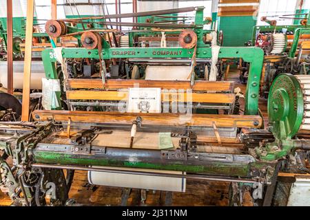 LOWELL, USA - SEP 26, 2017: Besuch des Industriemuseums Boott Cotton Mills in Lowell, USA. Der Maschinenraum ist identisch mit den Arbeitsbedingungen in Stockfoto