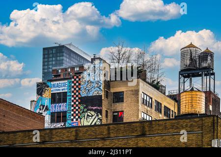 Wandgemälde und Wassertanks in New York City Stockfoto