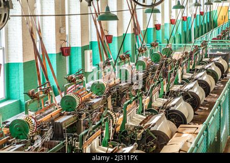 LOWELL, USA - SEP 26, 2017: Besuch des Industriemuseums Boott Cotton Mills in Lowell, USA. Der Maschinenraum ist identisch mit den Arbeitsbedingungen in Stockfoto