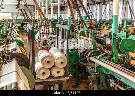 LOWELL, USA - SEP 26, 2017: Besuch des Industriemuseums Boott Cotton Mills in Lowell, USA. Der Maschinenraum ist identisch mit den Arbeitsbedingungen in Stockfoto