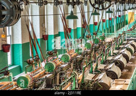 LOWELL, USA - SEP 26, 2017: Besuch des Industriemuseums Boott Cotton Mills in Lowell, USA. Der Maschinenraum ist identisch mit den Arbeitsbedingungen in Stockfoto