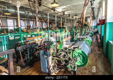 LOWELL, USA - SEP 26, 2017: Besuch des Industriemuseums Boott Cotton Mills in Lowell, USA. Der Maschinenraum ist identisch mit den Arbeitsbedingungen in Stockfoto