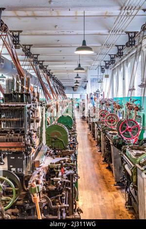 LOWELL, USA - SEP 26, 2017: Besuch des Industriemuseums Boott Cotton Mills in Lowell, USA. Der Maschinenraum ist identisch mit den Arbeitsbedingungen in Stockfoto