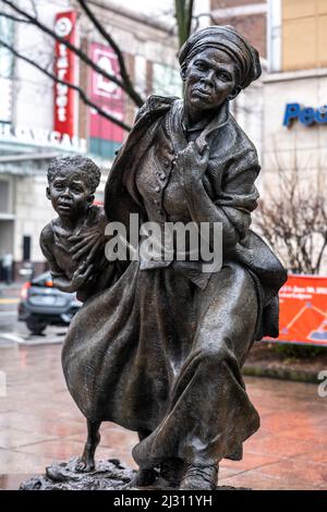 White Plains, NY - USA - 3. April 2022: Blick auf Wesley Woffords 9 m lange Bronzeskulptur Harriet Tubman – die Reise zur Freiheit. Darstellung Der Üe Stockfoto