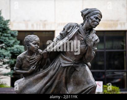 White Plains, NY - USA - 3. April 2022: Nahaufnahme von Wesley Woffords 9 m großer Bronzeskulptur Harriet Tubman – The Journey to Freedom. Darstellung Von Tubman Stockfoto