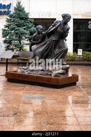 White Plains, NY - USA - 3. April 2022: Seitenansicht der 9 m langen Bronzeskulptur von Wesley Wofford, Harriet Tubman – The Journey to Freedom. Darstellung Von Tubma Stockfoto