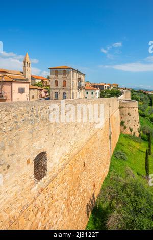 Stadtmauer von Magliano in Toscana, Maremma, Provinz Grosseto, Toscana, Italien Stockfoto