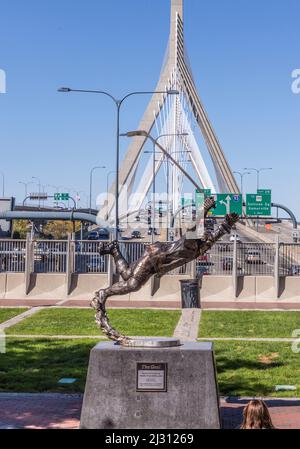 BOSTON, USA - SEP 29, 2017: Statue das Ziel des berühmten Sportlers Bobby Orr. Stockfoto