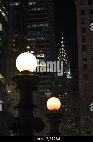 Chrysler Building und Lampen in der Nacht in New York Stockfoto