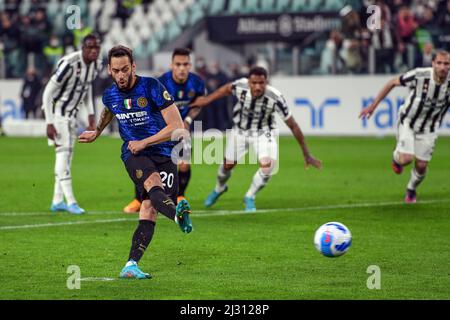 Turin, Italien. 03., April 2022. Hakan Calhanoglu (20) von Inter erzielt im Allianz Stadium in Turin im Serie A-Spiel zwischen Juventus und Inter eine Strafe. (Bildnachweis: Gonzales Photo - Tommaso Fimiano). Stockfoto