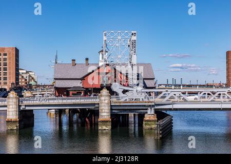 BOSTON, USA - SEP 29, 2017: Downtown Boston am Fluss mit Boston Teaparty Museum. Stockfoto