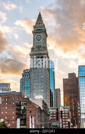 BOSTON, USA - SEP 29, 2017: Skyline von Boston mit Uhrenturm, Zollhaus in schönem Licht Stockfoto