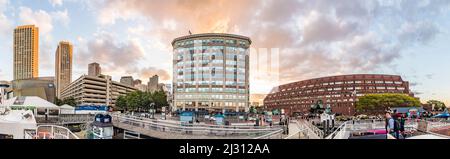 BOSTON, USA - SEP 29, 2017: Blick auf die Skyline von Boston mit altem und modernem Wolkenkratzer und Fluss mit Booten. Stockfoto