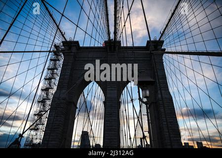 Steinturm der Brooklyn Bridge Stockfoto