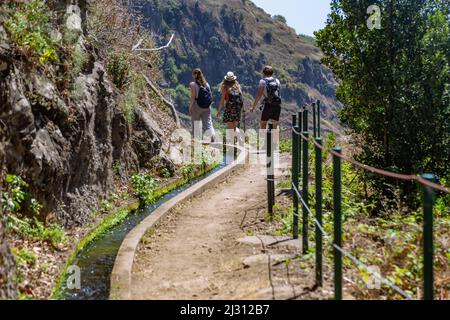 Levada do Moinos in der Nähe von Ponta do Sol, Wanderer (Model veröffentlicht) Stockfoto