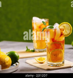 Eistee. Traditioneller Eistee mit Zitrone und Eis in hohen Gläsern Stockfoto