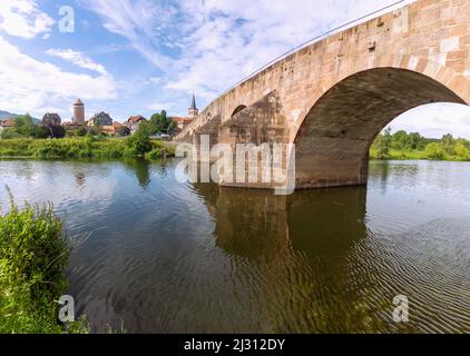 Vacha, Unity Bridge, Werra Bridge zwischen Hessen und Thüringen, Blick auf Schloss Wendelstein und die Stadtmauer Stockfoto