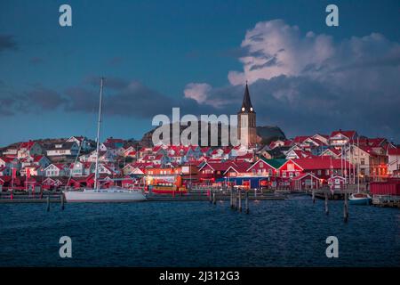 Skyline und Hafen von Fjällbacka bei Nacht, an der Westküste in Schweden Stockfoto