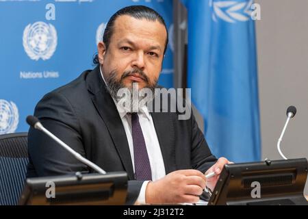 New York, USA. 04. April 2022. Hector Guerra, der Direktor der Internationalen Kampagne zum Verbot von Landminen, spricht während des Briefings zum Internationalen Tag für Minenbewusstsein und Unterstützung bei Minenaktionen am 4. April 2022 im UN-Hauptquartier in New York. (Foto von Lev Radin/Sipa USA) Quelle: SIPA USA/Alamy Live News Stockfoto