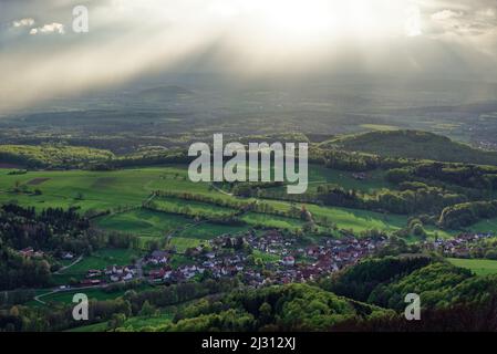 Auf der Milseburg: Blick nach Kleinsassen, Biosphärenreservat Rhön, Hessen, Deutschland. Stockfoto