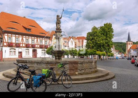 Vacha; Stadtplatz; Einhorn-Apotheke, Marktbrunnen, Fahrräder Stockfoto