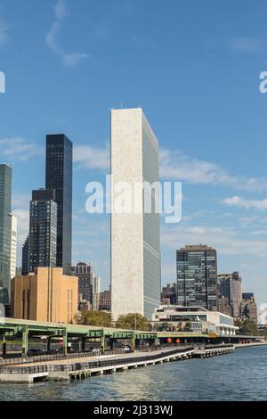 NEW YORK, USA - 6. Okt 2017: Das Hauptquartier der Vereinten Nationen am East River in New York City. Stockfoto