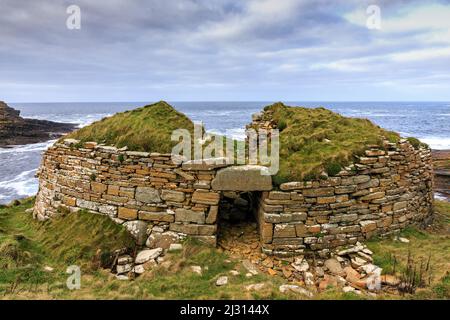 Broch of Borwick an der Yesnaby-Küste, Atlantik, Cliffs, Orkney, Schottland Großbritannien Stockfoto